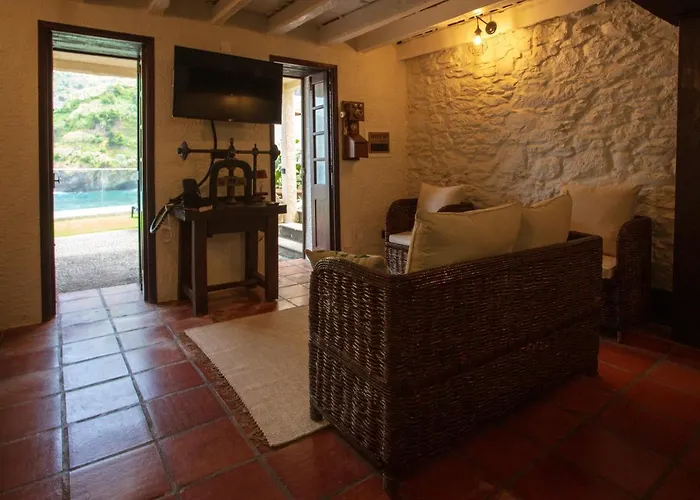 Madeira Black House By Madeira Island Seixal (Madeira)