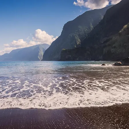 Дом отдыха Madeira Black House By Madeira Island